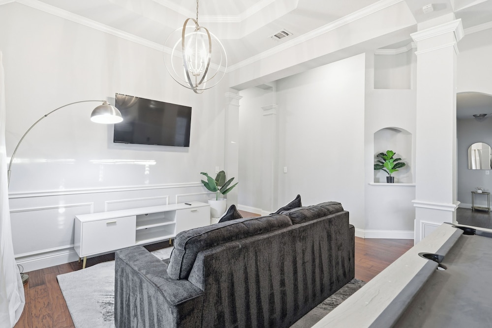 Lux Cozy 5B2B Home for Families