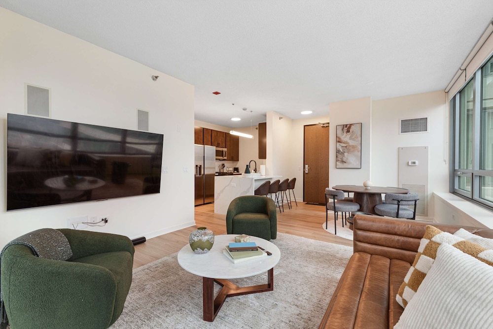 Brand-new 3BR City Views Prime West Loop Spot