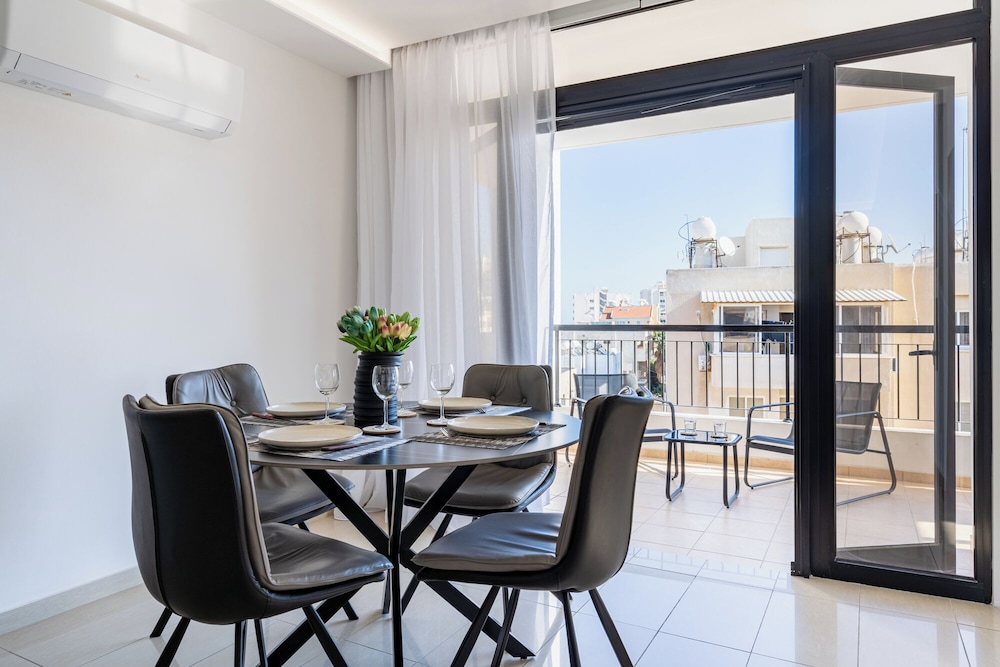 Averna - Breezy 2-BR Apt. in Larnaca