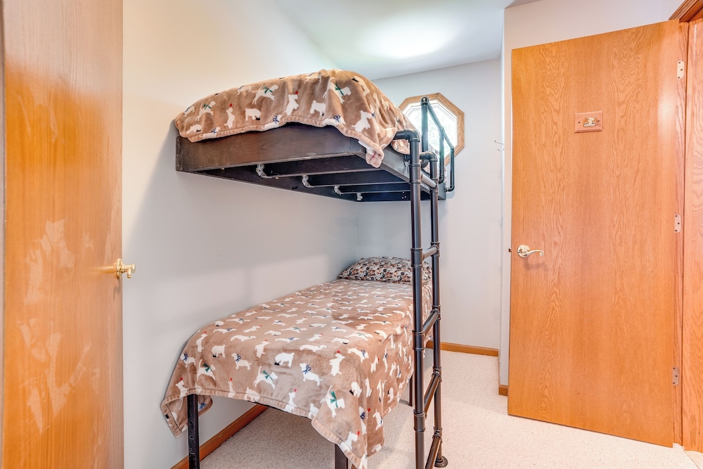 Kayaks, Rowboat & Game Room - Lake Gilead Getaway!