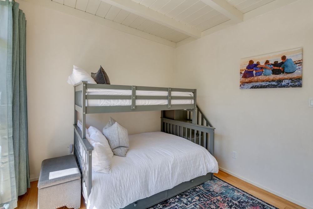 Monterey Vacations - Vacation Rental Home  1 Mi to Carmel Beach! - Property Image 5