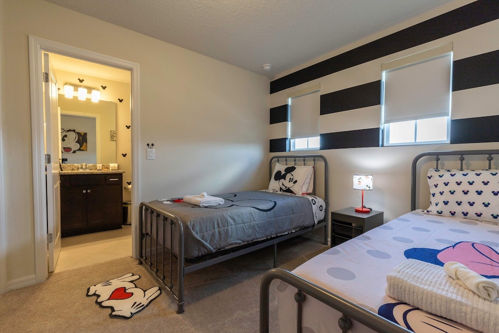 Family Friendly 5BR Home Pool Patio Room for 10