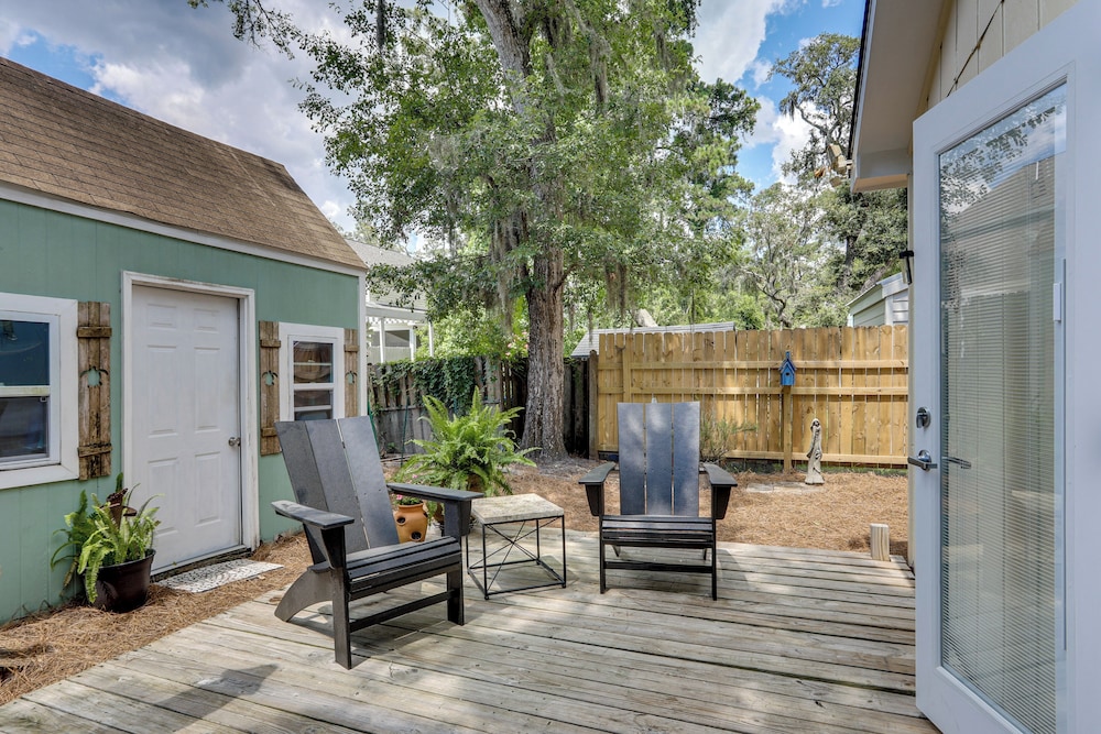 4 Mi to St Simons Beach: Home w/ Furnished Deck