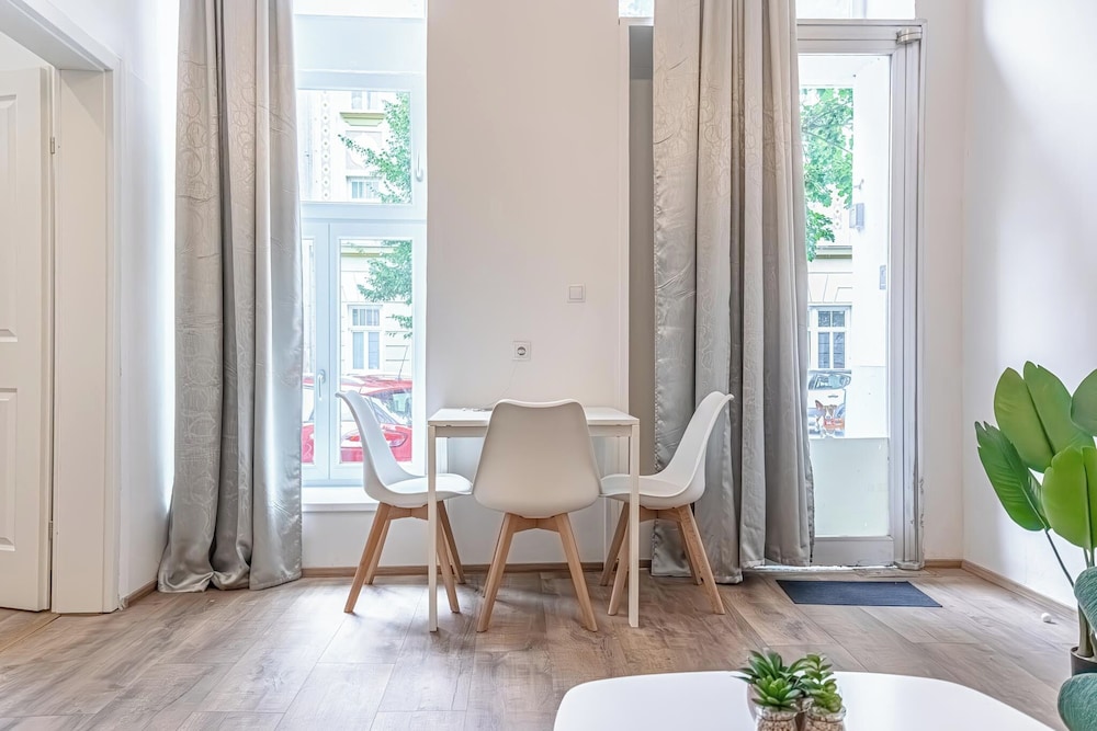 Lovely Apartment Steps from Schonbrunn