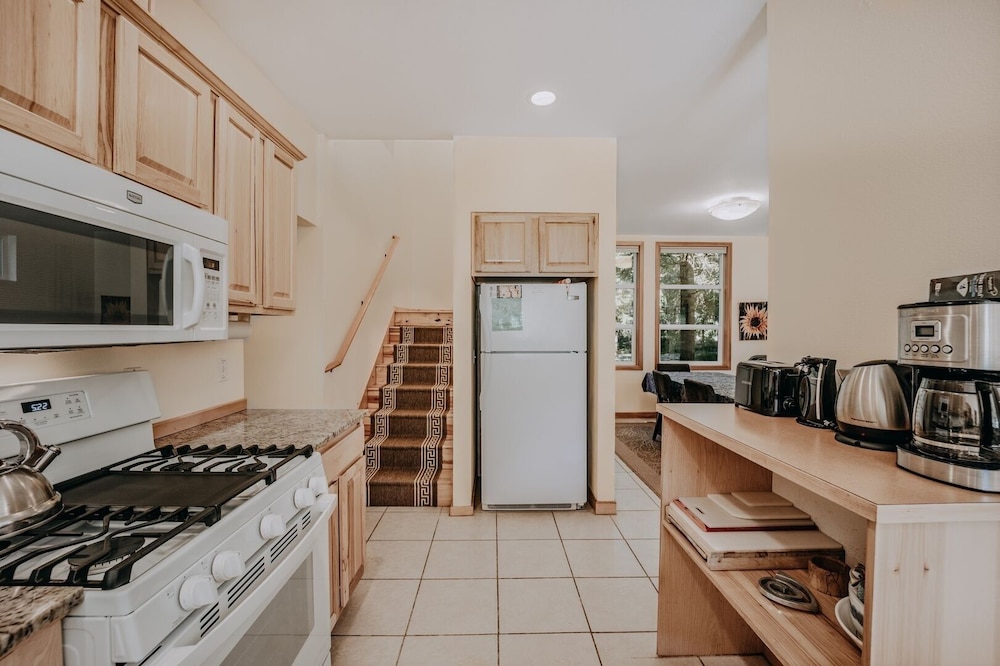 70mbr- Hot Tub - Bbq - Wi-fi - Pets Ok - Sleeps 8 3 Bedroom Home by RedAwning