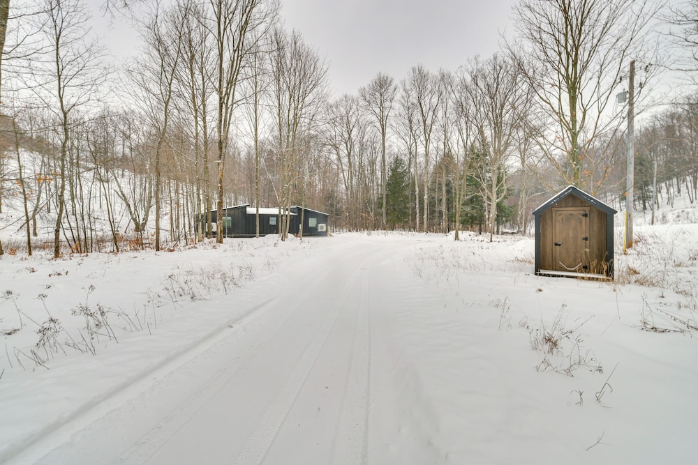 8 Mi to Sleeping Bear Dunes: Creekside Cabin