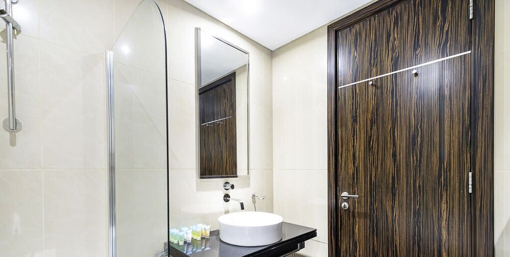 LUX The Bonnington JLT Suite 2