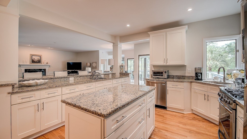 Beautiful Villa Marilyn 4 Bedroom Home by RedAwning
