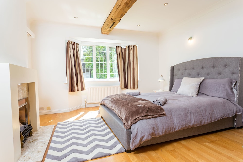 The Queen Edith Place - Lovely 6BDR Home in Secluded Neighbourhood