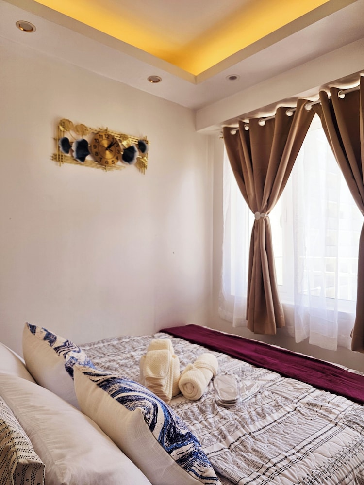 Hannah Crib at Shore Residences