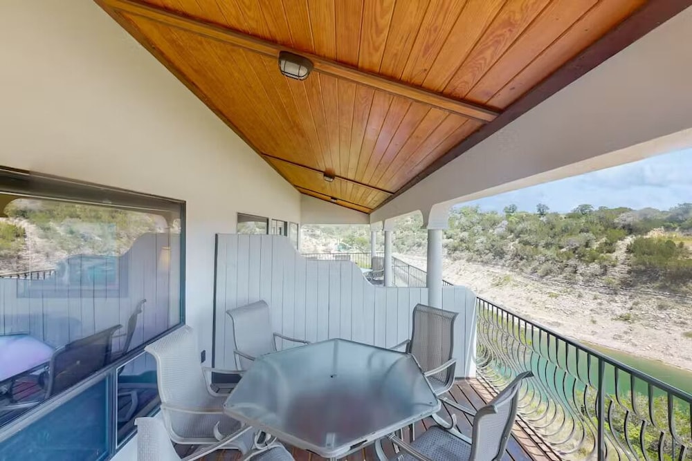 Shiraz Haus - Unit B