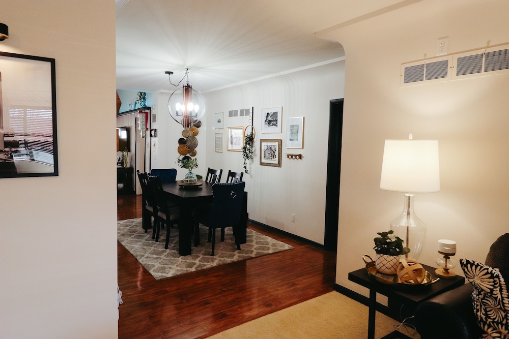 Omaha Vacations - Charming Omaha Retreat - Near Zoo  Downtown 3 Bedroom Home by RedAwning - Property Image 2