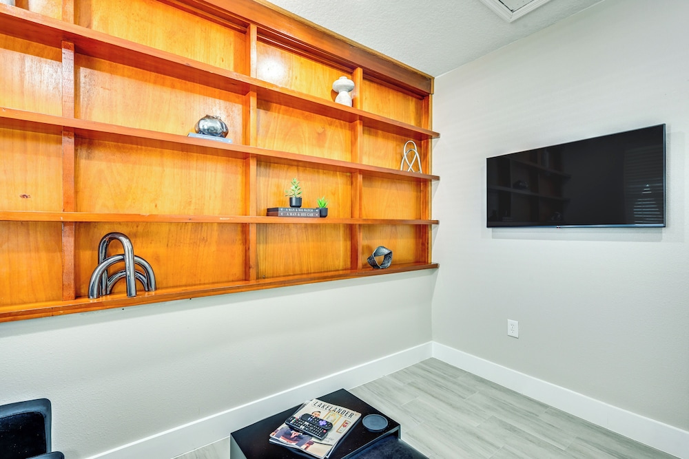 Modern Lakeland Golf Retreat w/ Putting Green