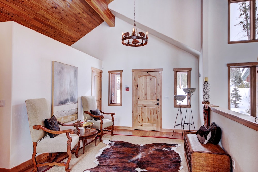 Pine Needle Lodge 5 Bedroom Home by RedAwning