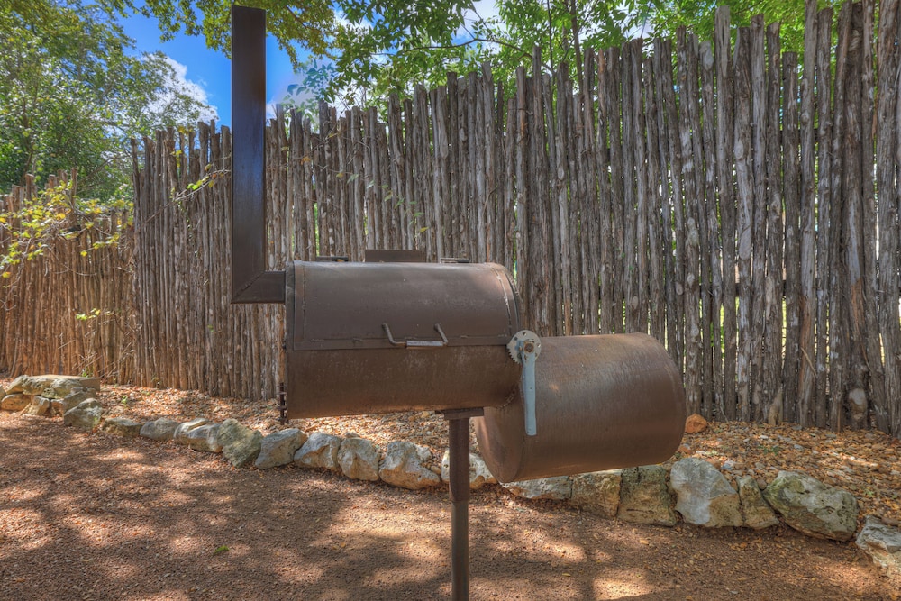The Willows Retreat - Sleeps 17, Hot-tubs, Close to Main Street!