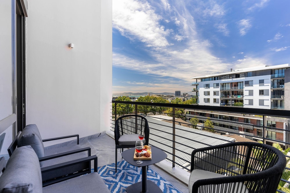 Urban Palette - Modern Artistic Green Point Apt