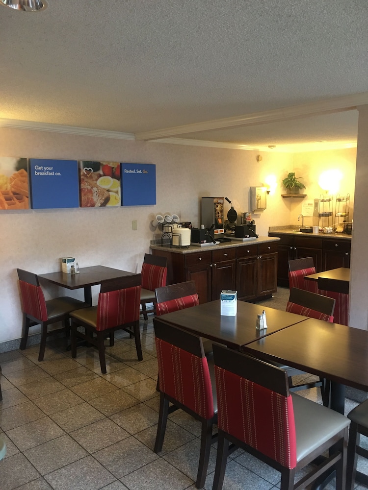 Golden Tulip Essential Kimbima Freetown