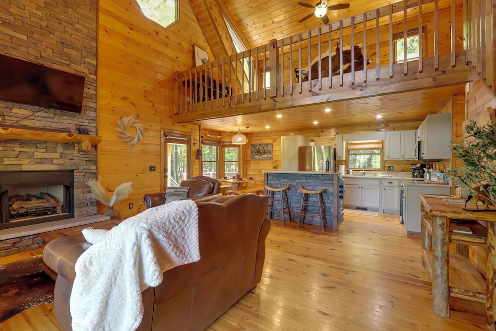 Family Friendly: Hot Tub Haven in Mineral Bluff!