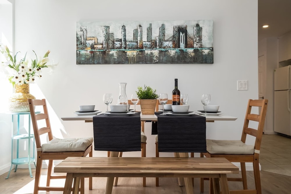 Chic & Central 3-bedroom in Little Italy - Image 1