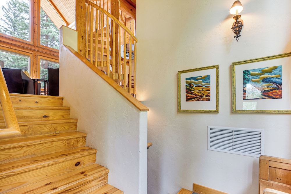 Stunning Views! Ski-in/out Mountain Village Cabin