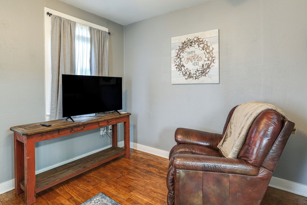 4 Mi to Baton Rouge: Charming Duplex Apartment
