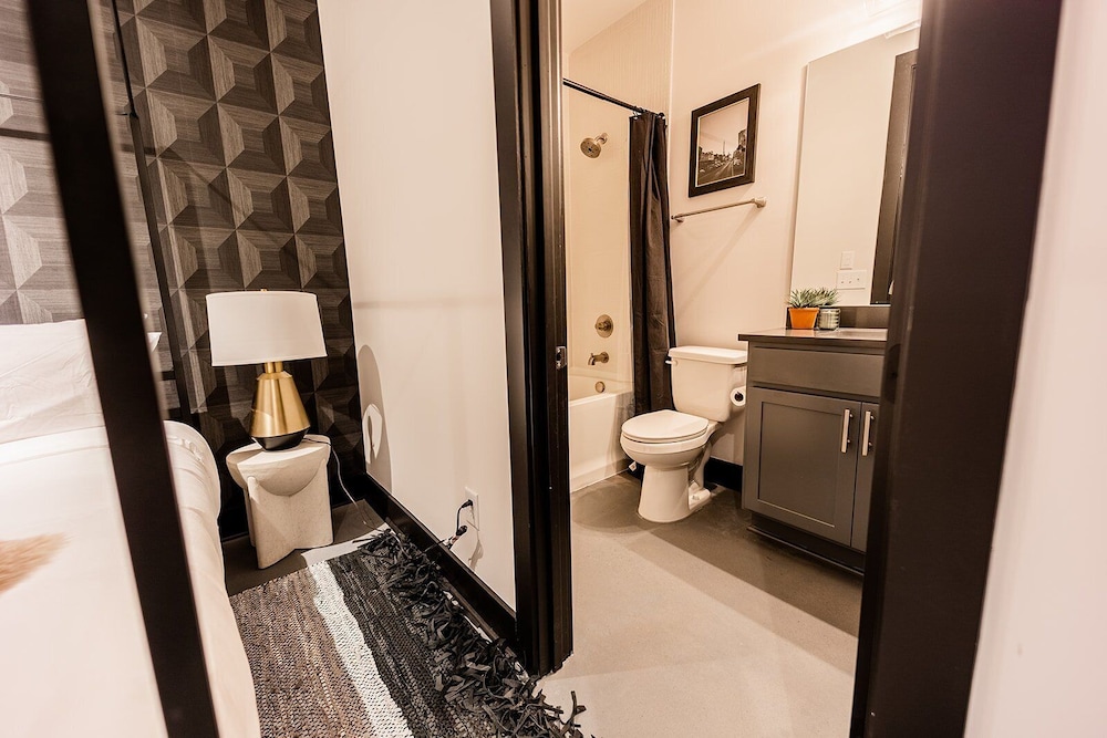 Heart of Gulch - 4 Min to Broadway - Designer Home
