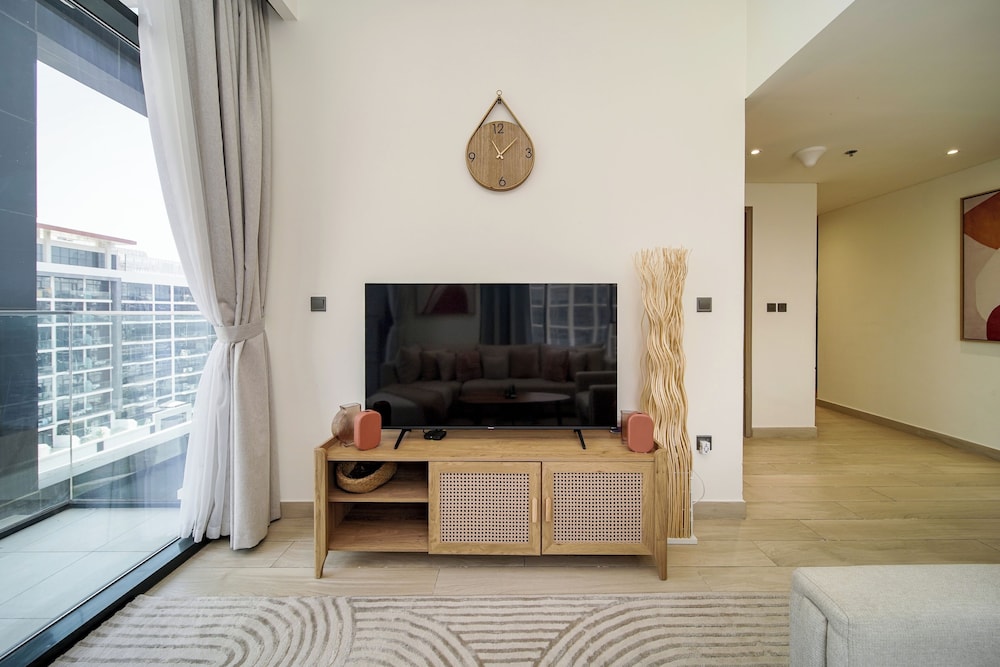 PVH - Stylish 1BR - Azizi Riviera