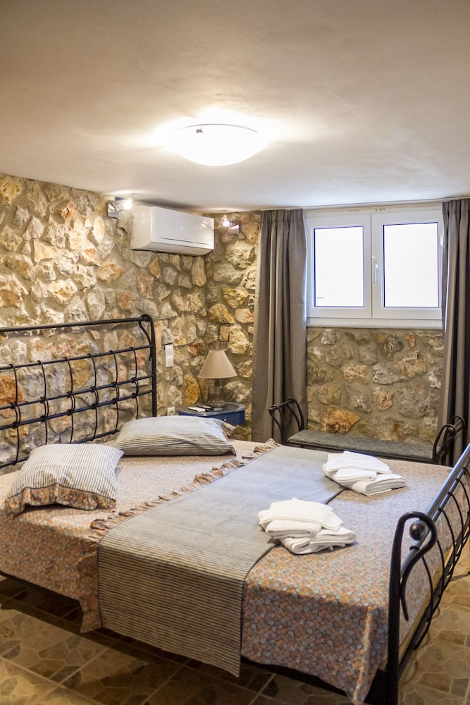 Spacious home with garden in Marathonas view 5