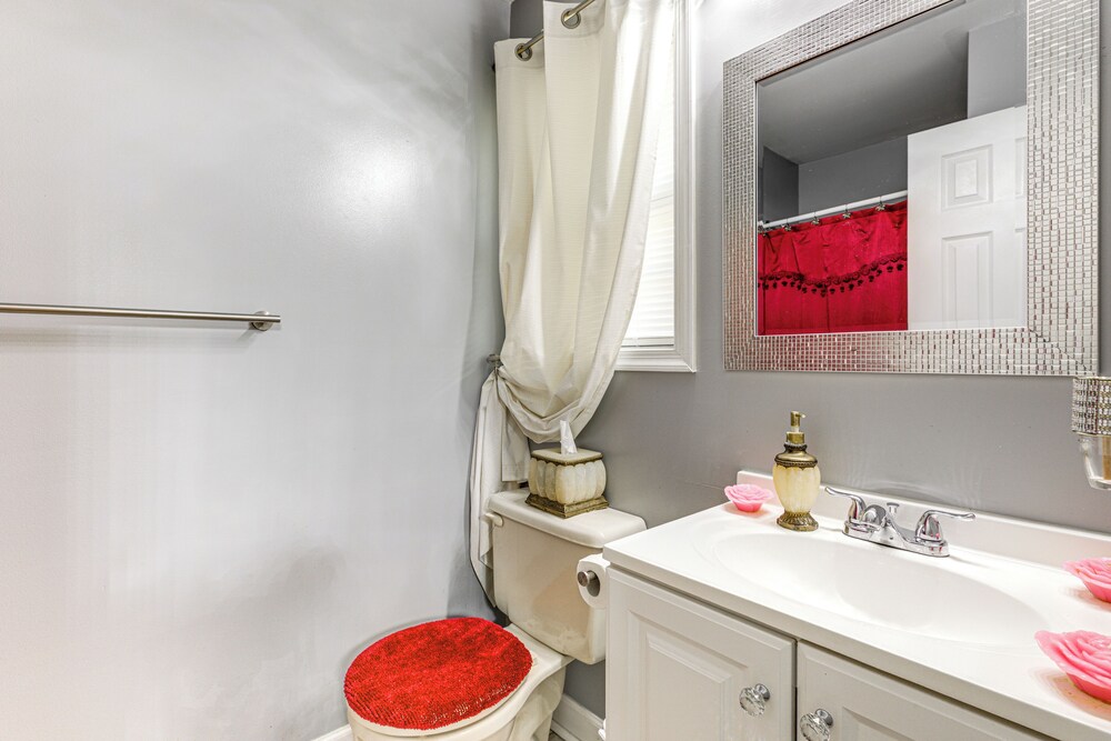 Walk to Beach: Elegant Escape in Lusby!