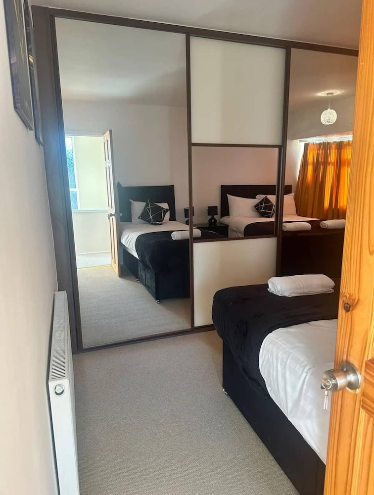 Serene Leeds Retreat - 3 Bedroom House view 5