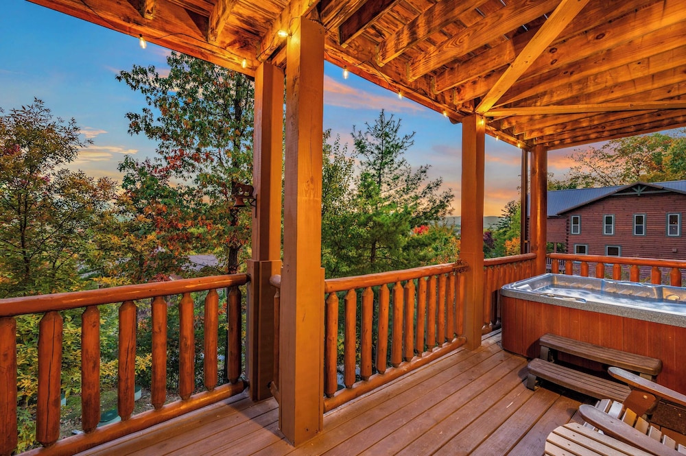 A View for All Seasons by Avantstay 12bdr w/ Game Room, Hot Tub, Movie Theater, Deck Views