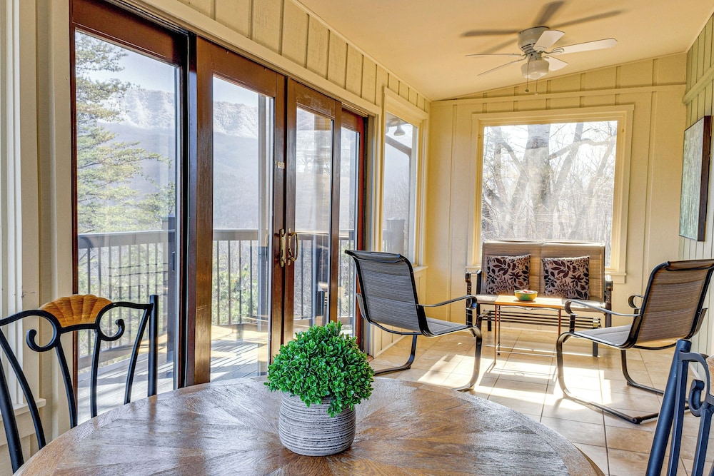 Smoky Mtn Views: Spacious Home Near Nat'l Park!
