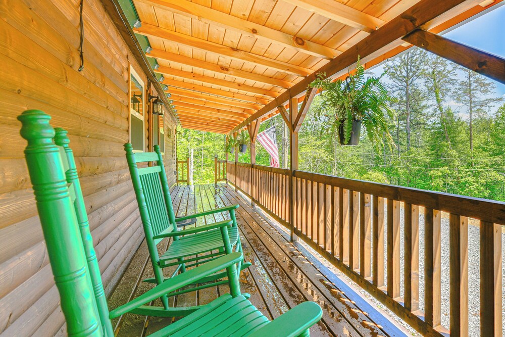 11 Mi to Smoky Mtns: Dog-friendly Sevierville Home