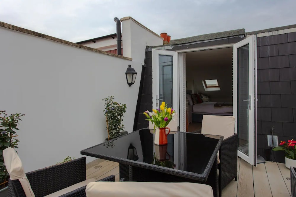 Bright2 Bedroom Apartment With Roof Terrace in Wimbledon