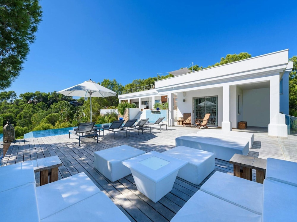 Magnificent Holiday Home With View