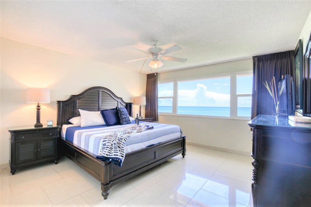 Paradise Beach Club by Happy Palm Stays