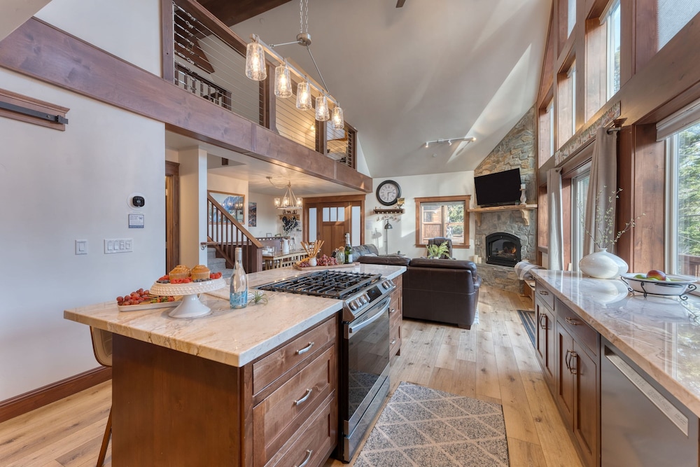 Denton by Avantstay Hot Tub Enclosed Deck w Fire Pit Near Skiing Lake
