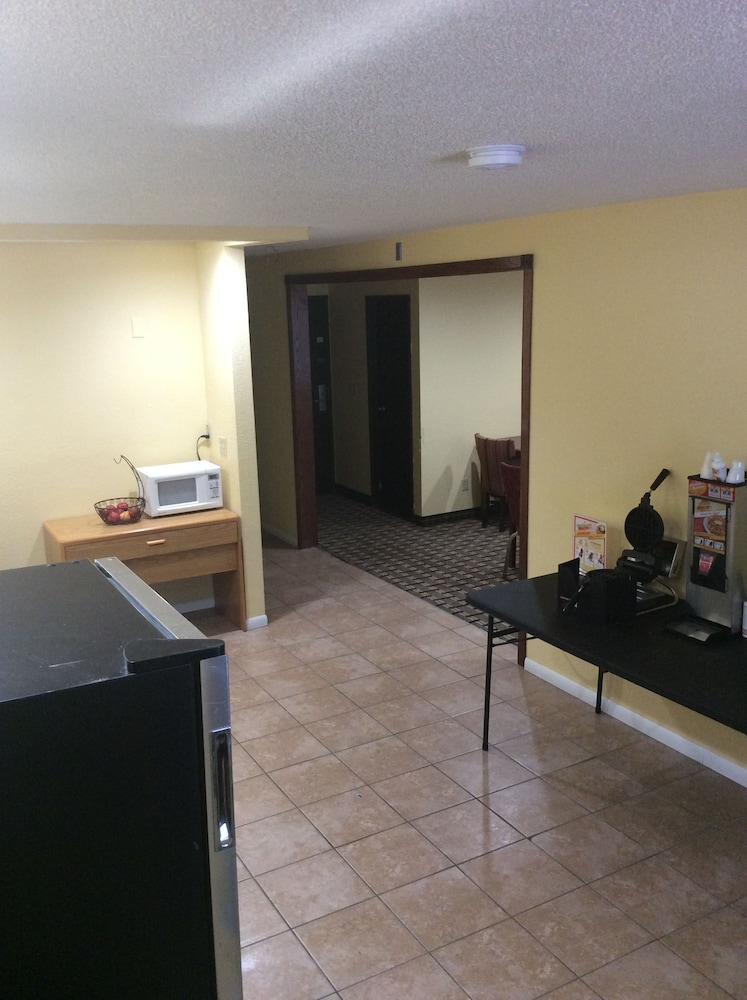 Rodeway Inn Whitehall view 3
