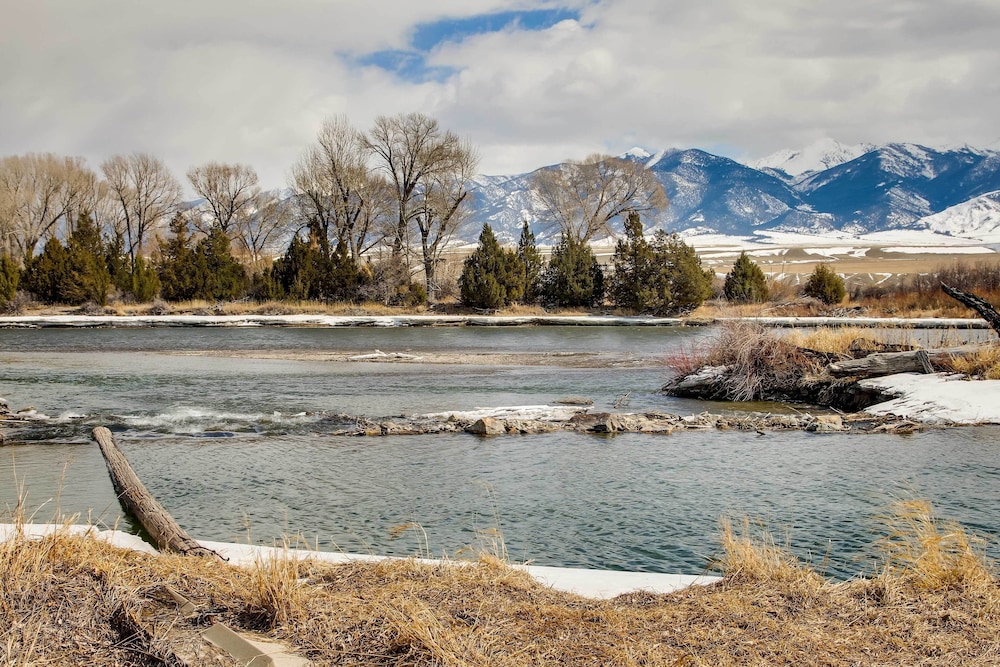 Beautiful Jefferson River Cabin w/ Mountain Views! - Property Image 16
