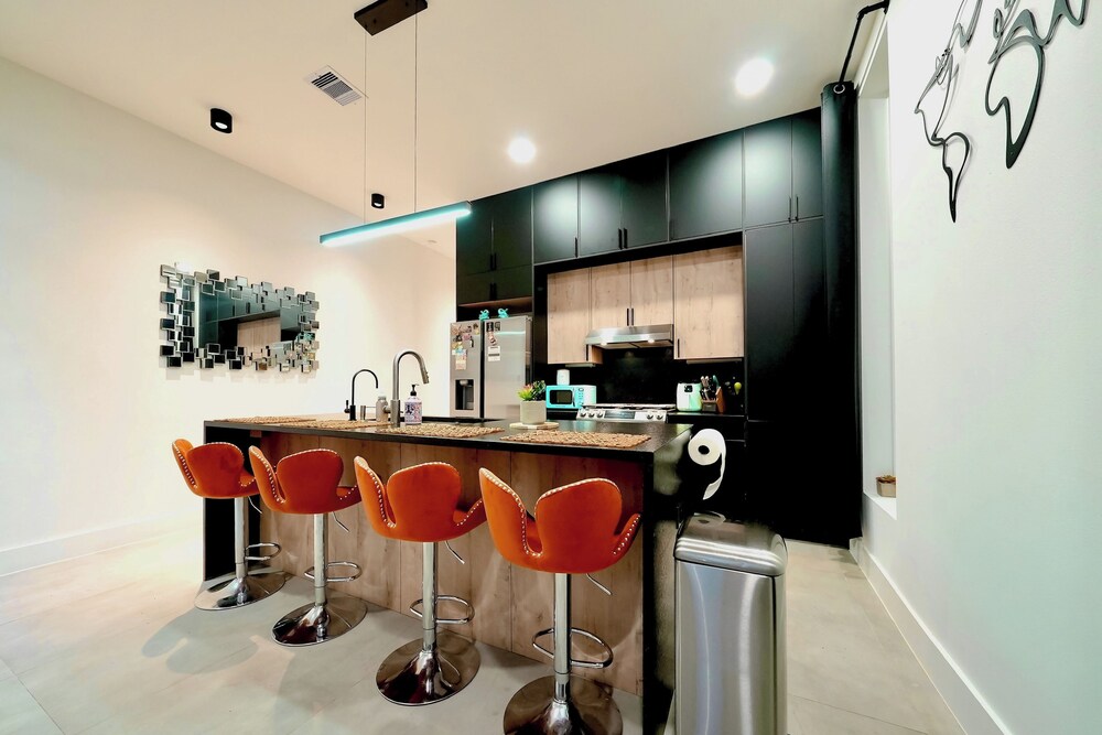 3 Mi to Dtwn: Modern Townhome w/ Yard in Houston