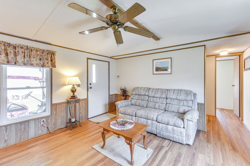 2 Mi to Ellenton Outlets: Home w/ Community Perks!