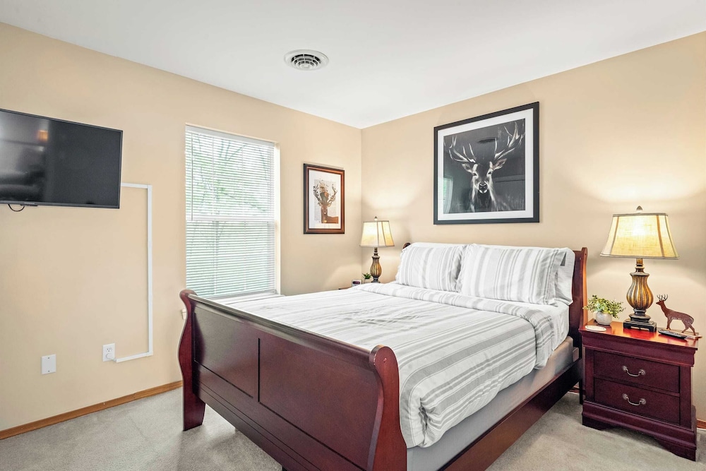 Lakeview Retreat w/ Kayaks, Game Room, Firepits Gated Community w/ Lake + Beach Access
