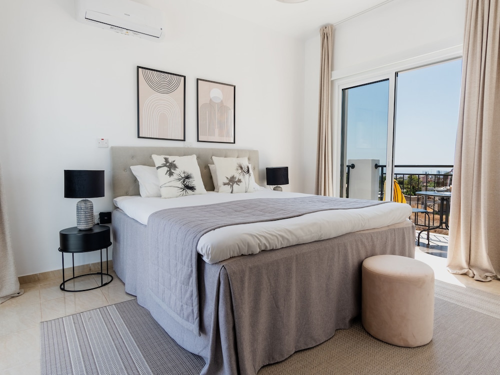 Sanders White Mountains - Pleasant Villa With Pool view 3