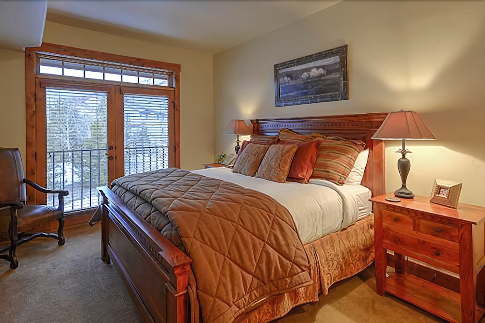 5305 Emerald Lodge, Trappeur's Crossing Apartment 4