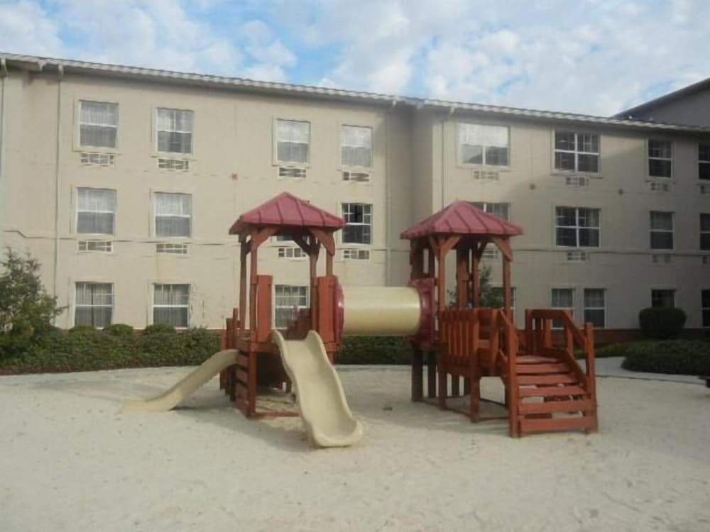 Fayetteville Vacations - Landmark Inn Fort Liberty - Property Image 12