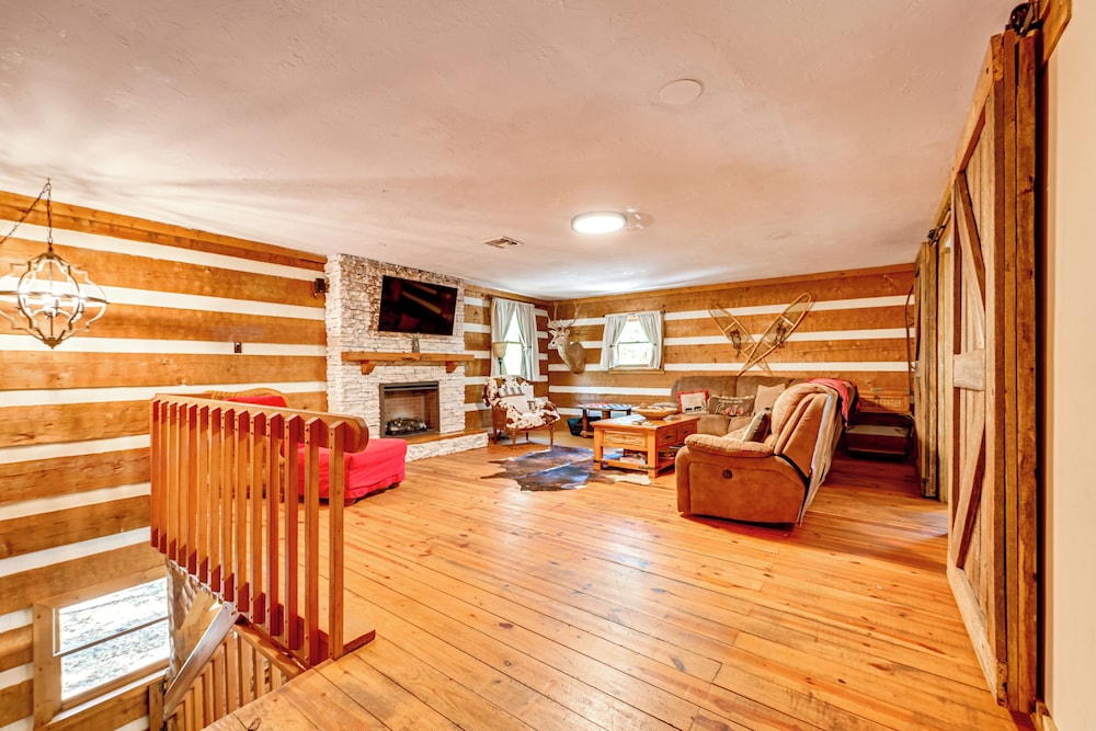 Spacious Sebring Family Cabin w/ Fun Barn + Yard!