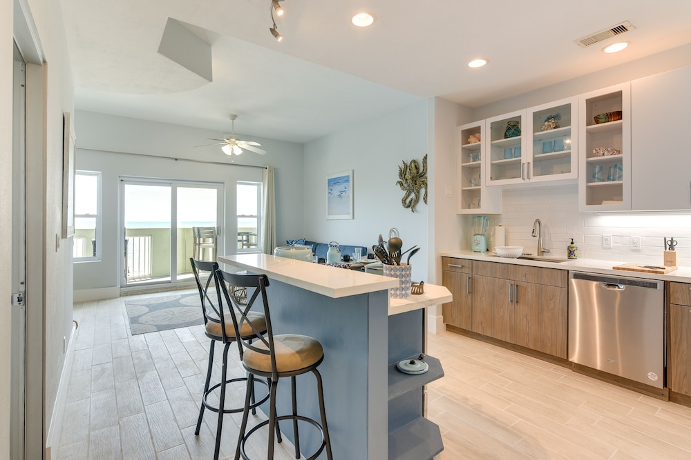 Oceanfront Galveston Condo in Amazing Location!