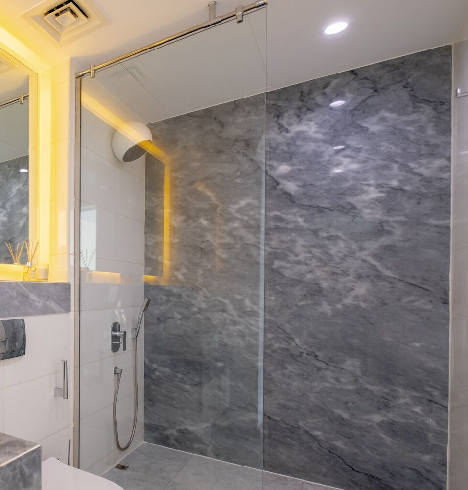 LUX Pad Executive Suite Canal View 5
