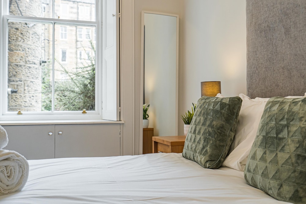 Chic 2 Bedroom Apartment near Old Town
