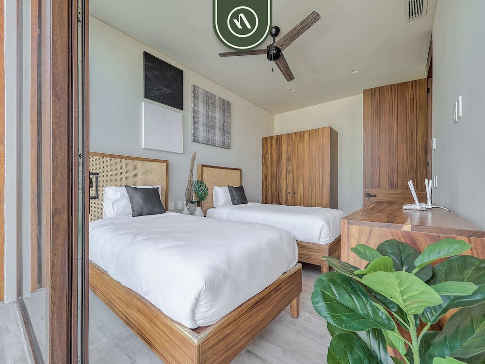 Luxury 4BR Oceanfront Condo - Private Beach - Pool